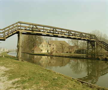 119570 Gezicht over de Doorslag te Nieuwegein op de kinderboerderij in de voormalige boerderij Warsenhoeck (Geinoord 12).